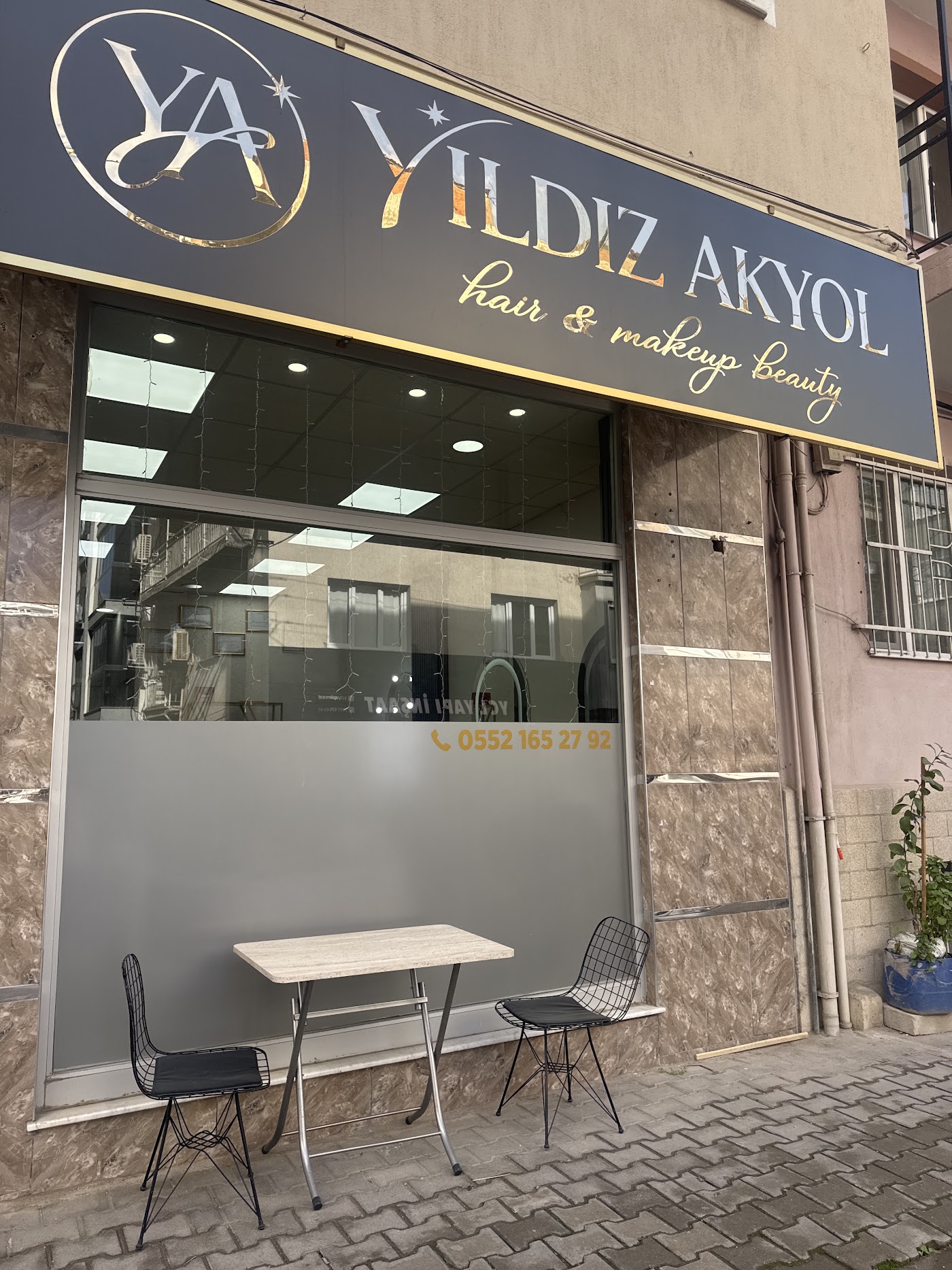 Yıldız Akyol Hair Makeup Beauty salonunun tabelası ve girişi